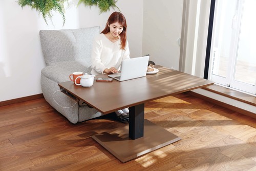 ヤマダデンキ、布団レスの“こたつ”発売 昇降式でテレワークでの使用も