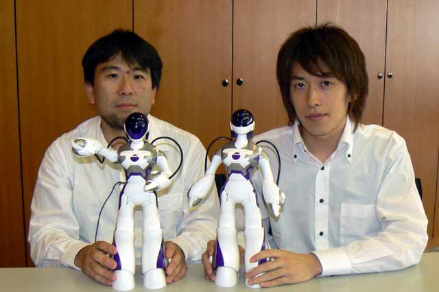 エマ」のキスシーンを激写してきました：お待ちかね（1/2 ページ