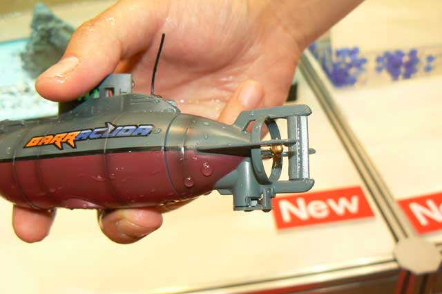 小さいのに3チャンネル、R/C潜水艦「U-Diver」潜航開始：垂直に移動