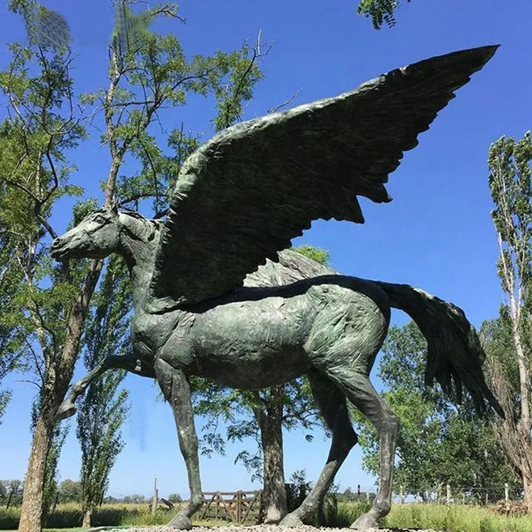 ブロンズの翼を持つ走る飛ぶ馬ペガサスの彫刻動物像ブロンズの飛ぶ馬の