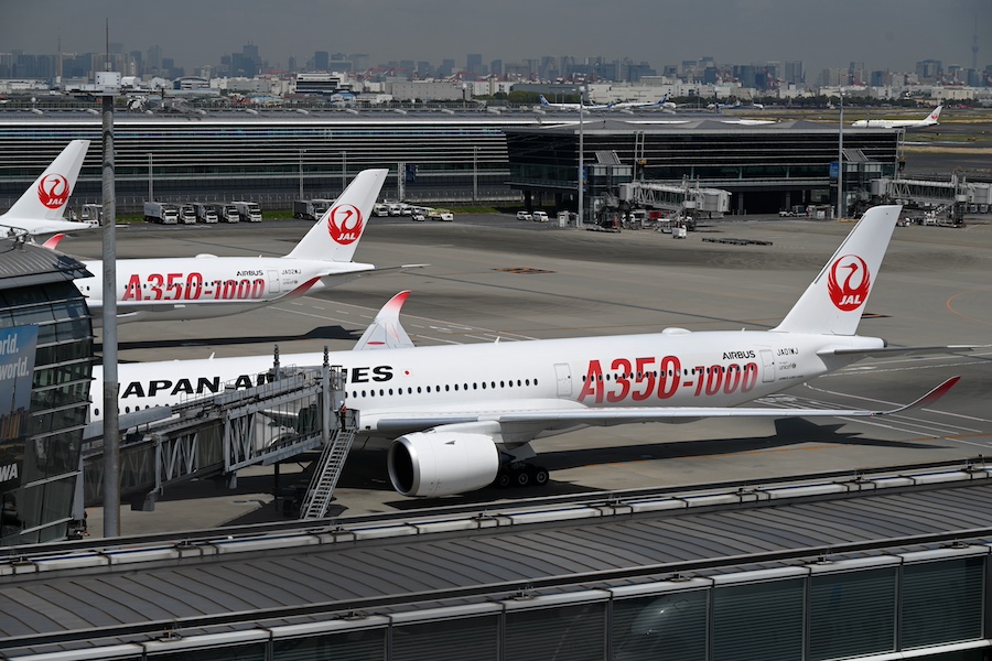 JAL、羽田～ダラス線にA350-1000投入開始 赤いロゴの2機が羽田で共演