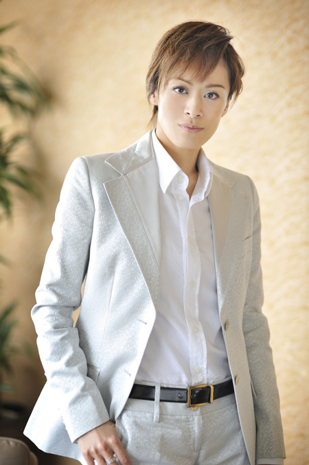 宝塚花組・蘭寿とむ、クールでチョイ悪な大人の男に挑む | チケット