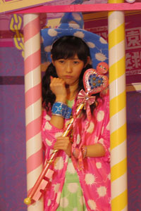 まゆゆが“牢獄遊園地”に捕らわれた！ | チケットぴあ[イベント