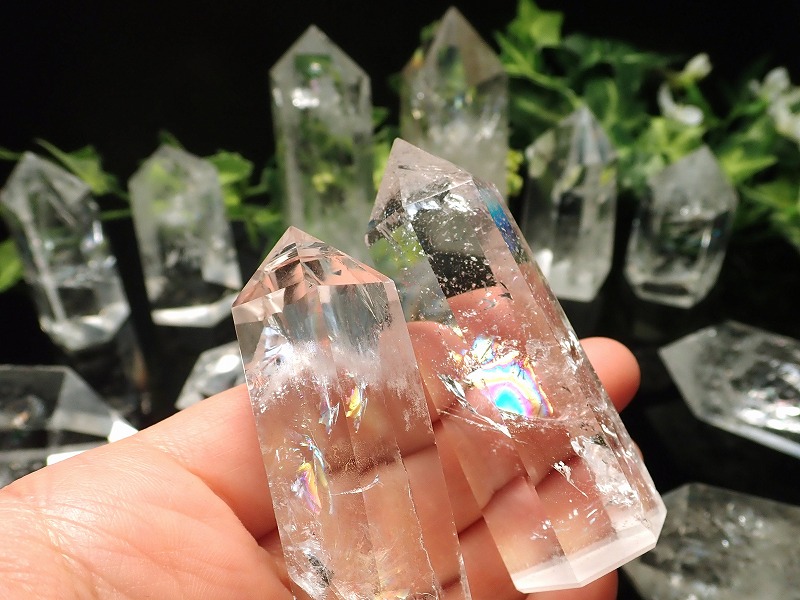 虹入り 水晶ポイント 六角柱 30グラム-40グラム 超透明 手ごろな小さめ