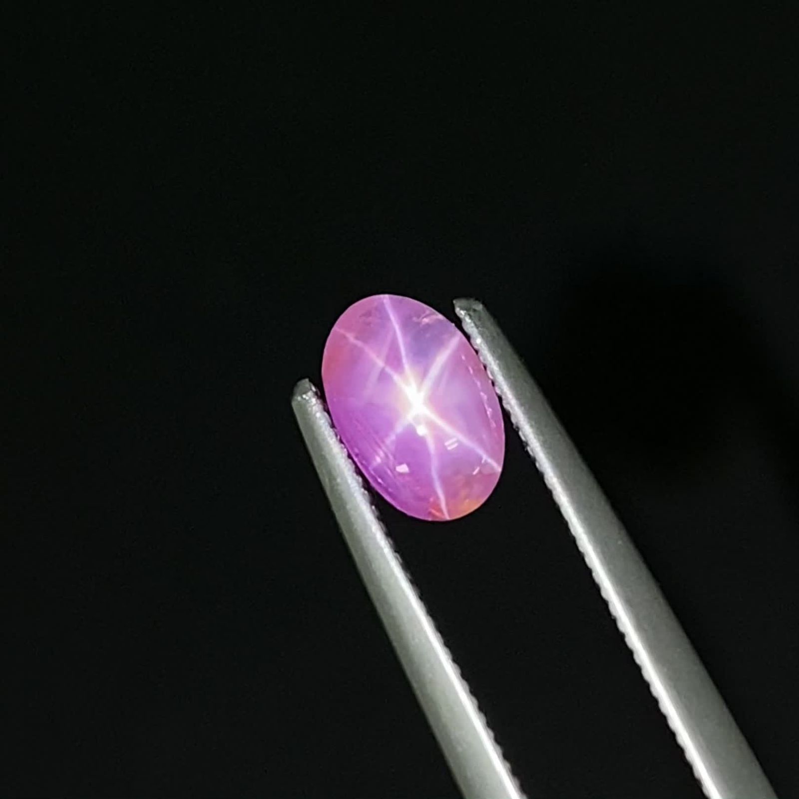 ピンクスターサファイア スリランカ産 0.95ct / 6.7x4.5mm前後