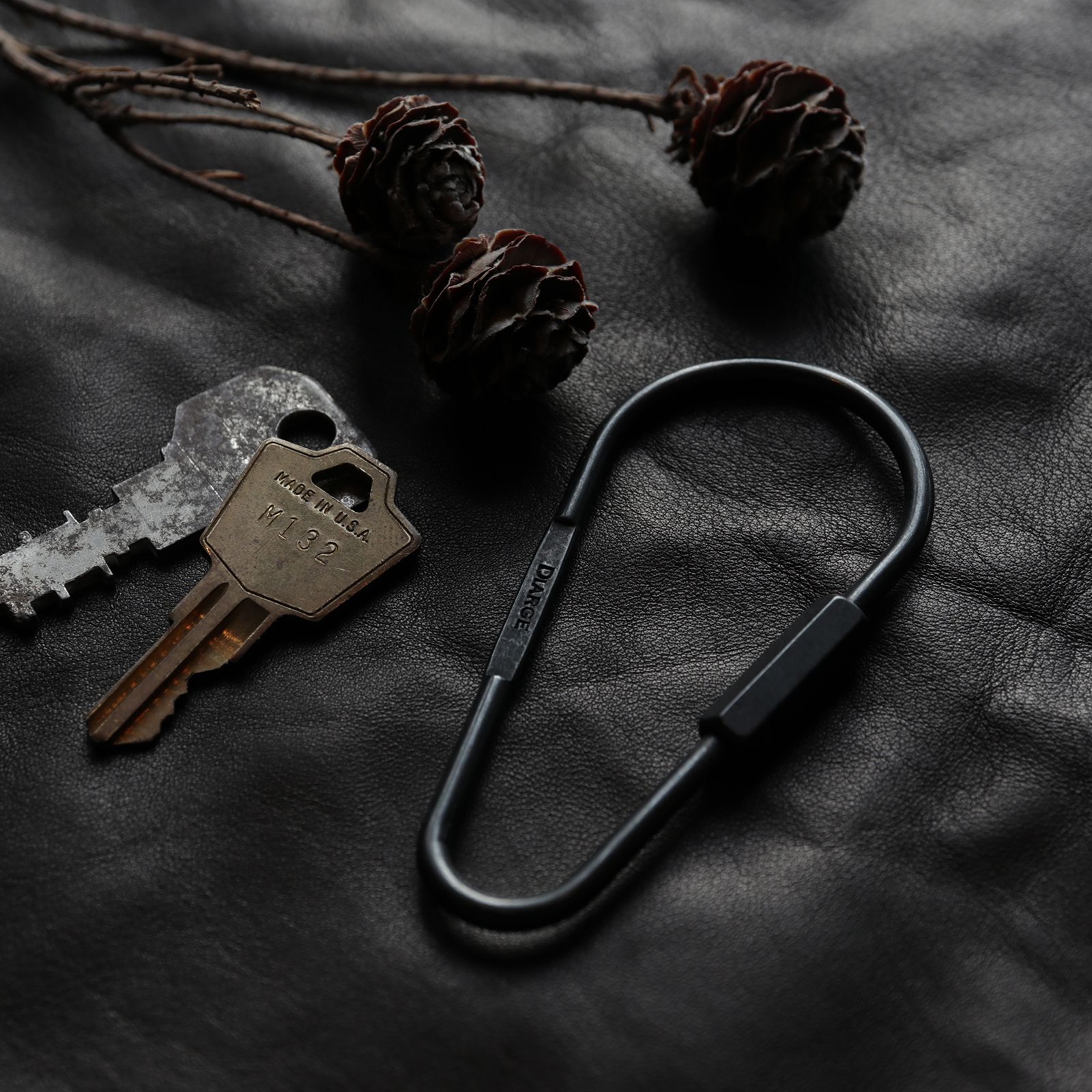 DIARGE - 「DROP CARABINER KEYRING」キーリング ブラック | corne/コルネ