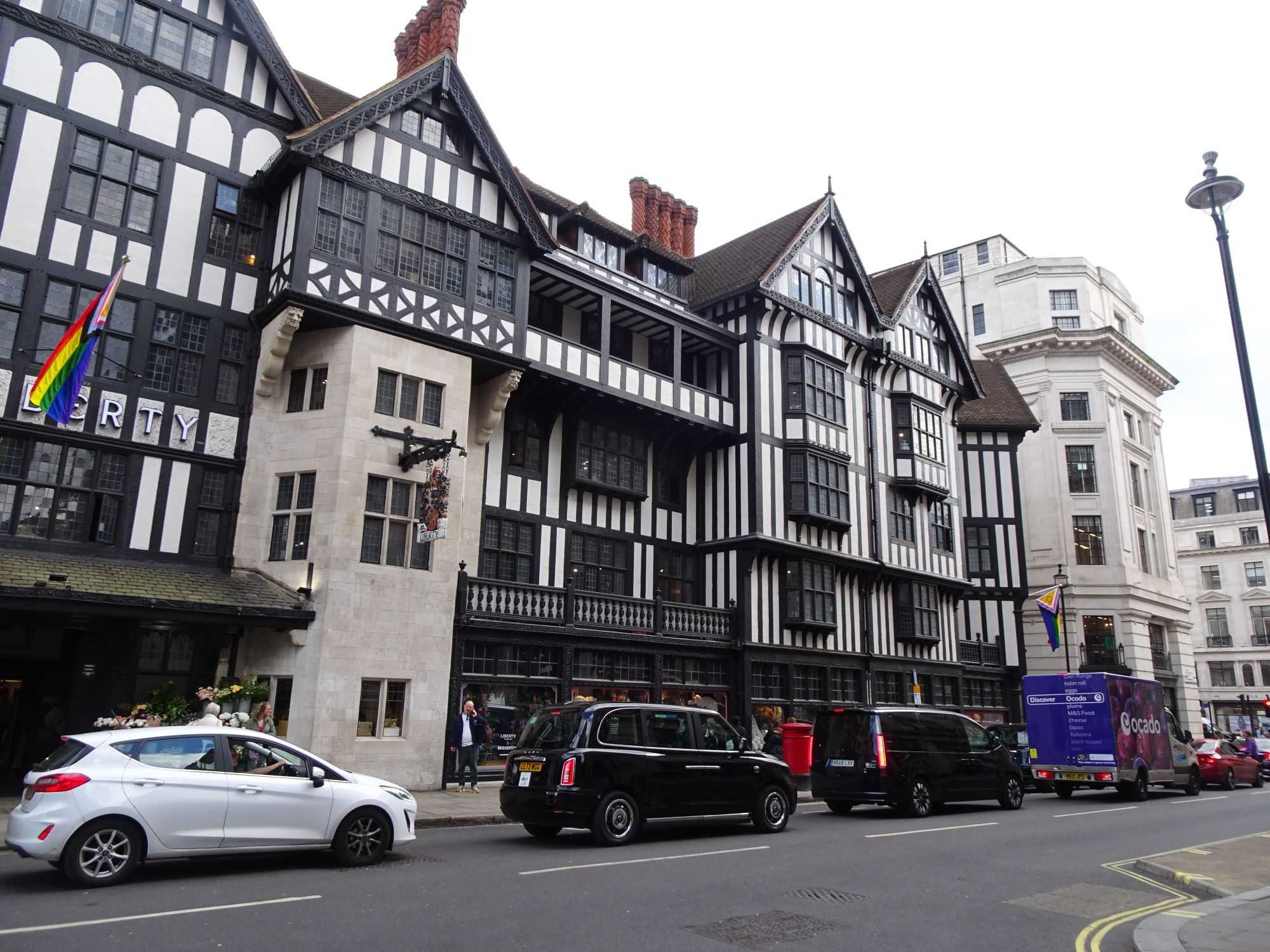 一週間のお休みをもらいロンドン旅行、木造のデパート「リバティ」に