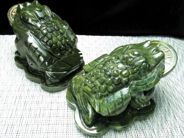 目元可愛い 濃い発色タイプ サーペンティン（蛇紋石）銭蛙（三本脚の