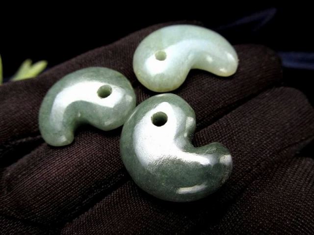 ビルマ翡翠(ミャンマージェイド)勾玉 縦約20mm-24mm×横約15mm-18mm 1個