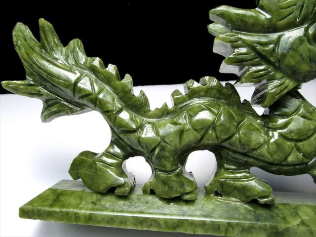 勇ましい表情タイプ 玉持ち龍神 サーペンティン(蛇紋石)龍彫刻置物 400