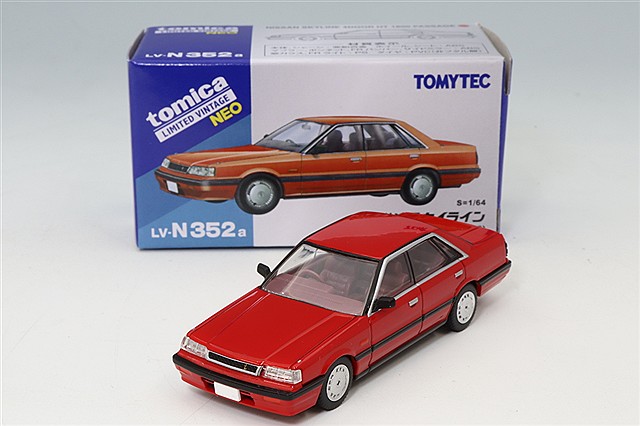 トミカリミテッドヴィンテージ 1/64 ダットサン ブルーバード 4ドア