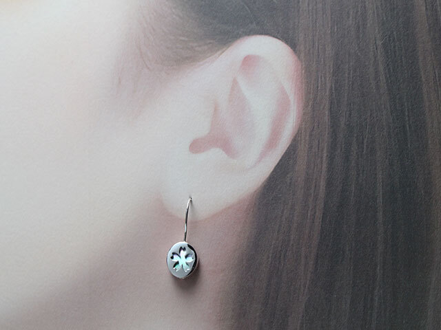 小桜/黒蝶貝/シルバーフックピアス