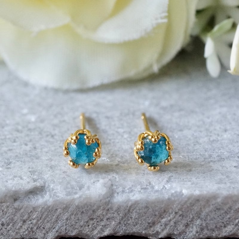 Handmade】ネオンブルーアパタイト クラウンモチーフ スタッドピアス