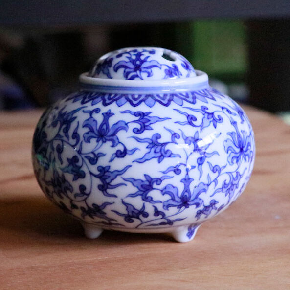 染付花唐草文香炉（極真焼） | 辻精磁社 つじのくら