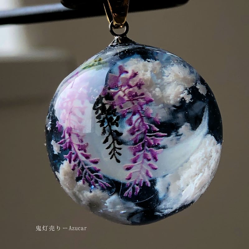 夜空の風でなびく藤の花 球体に閉じ込めた雲レジンとオルゴナイトの