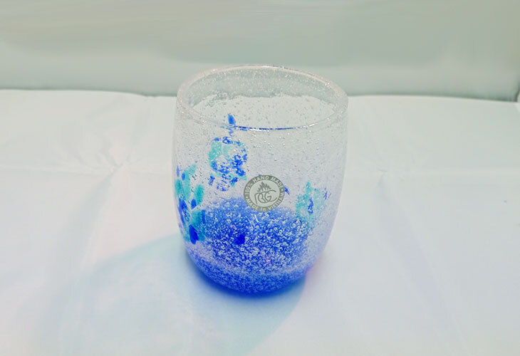 正規品＞花見たる型（青色）泡模様のたる型琉球ガラスに、綺麗な花びら
