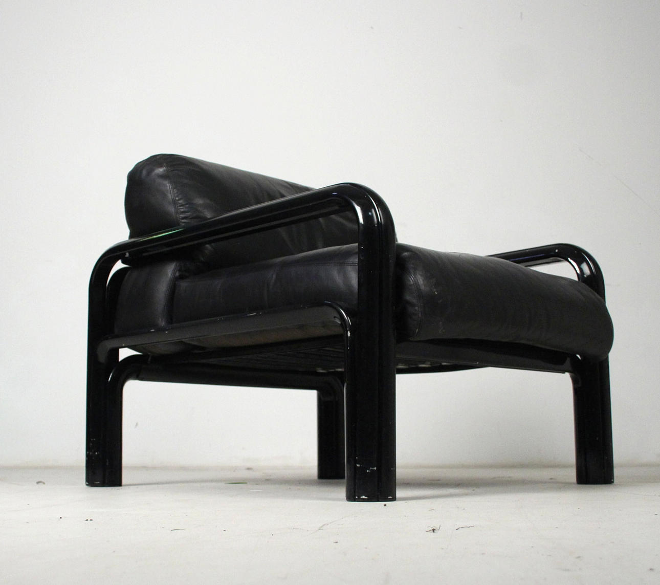 GAE AULENTI (1927-2012). Lounge chair model 