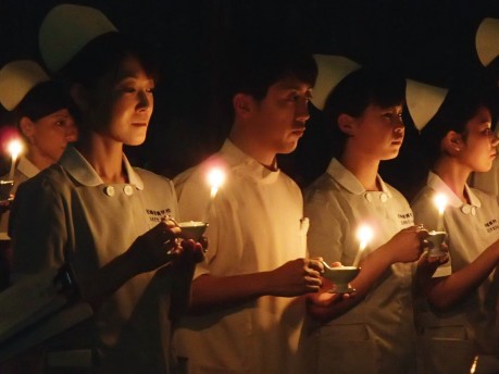 尼崎の看護学校でナイチンゲールの誓い 70人が「戴帽式」 - 尼崎経済新聞