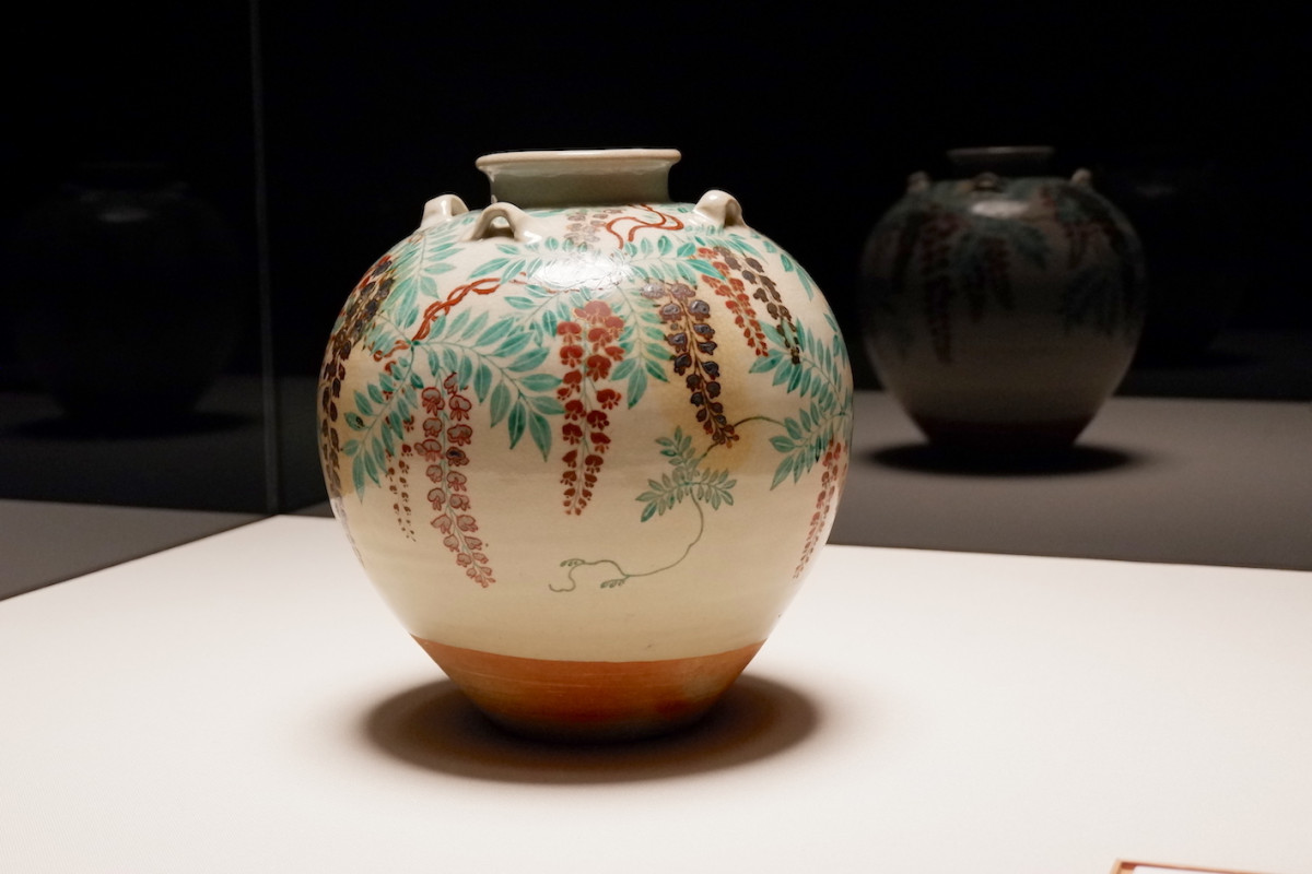 京焼の大成者・野々村仁清の作品「色絵藤花文茶壺」 - 熱海経済新聞