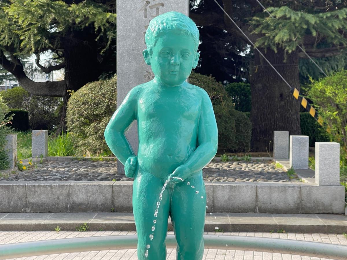 八戸市庁前の小便小僧が「おでかけ中」に 「水が2本出て驚いた