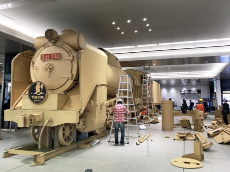 広島駅に実寸大の段ボール蒸気機関車「D51」 山口の大型観光