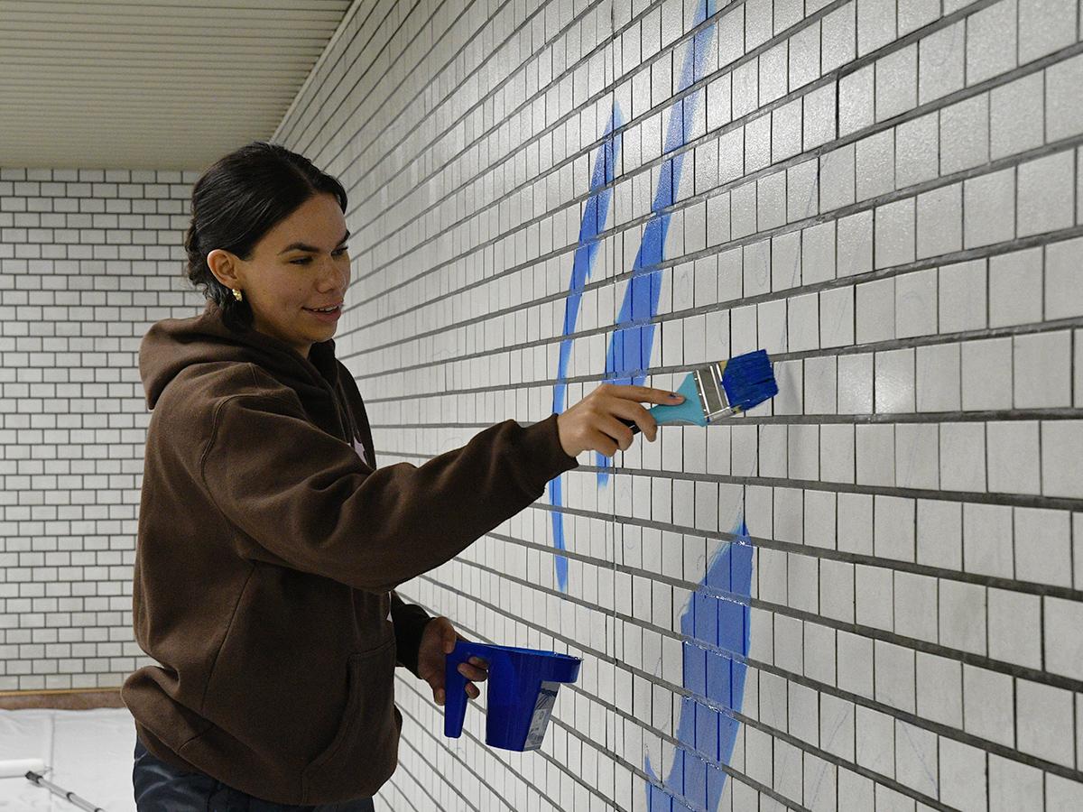 練馬・新桜台駅に壁画アート オーストラリア人アーティストが制作