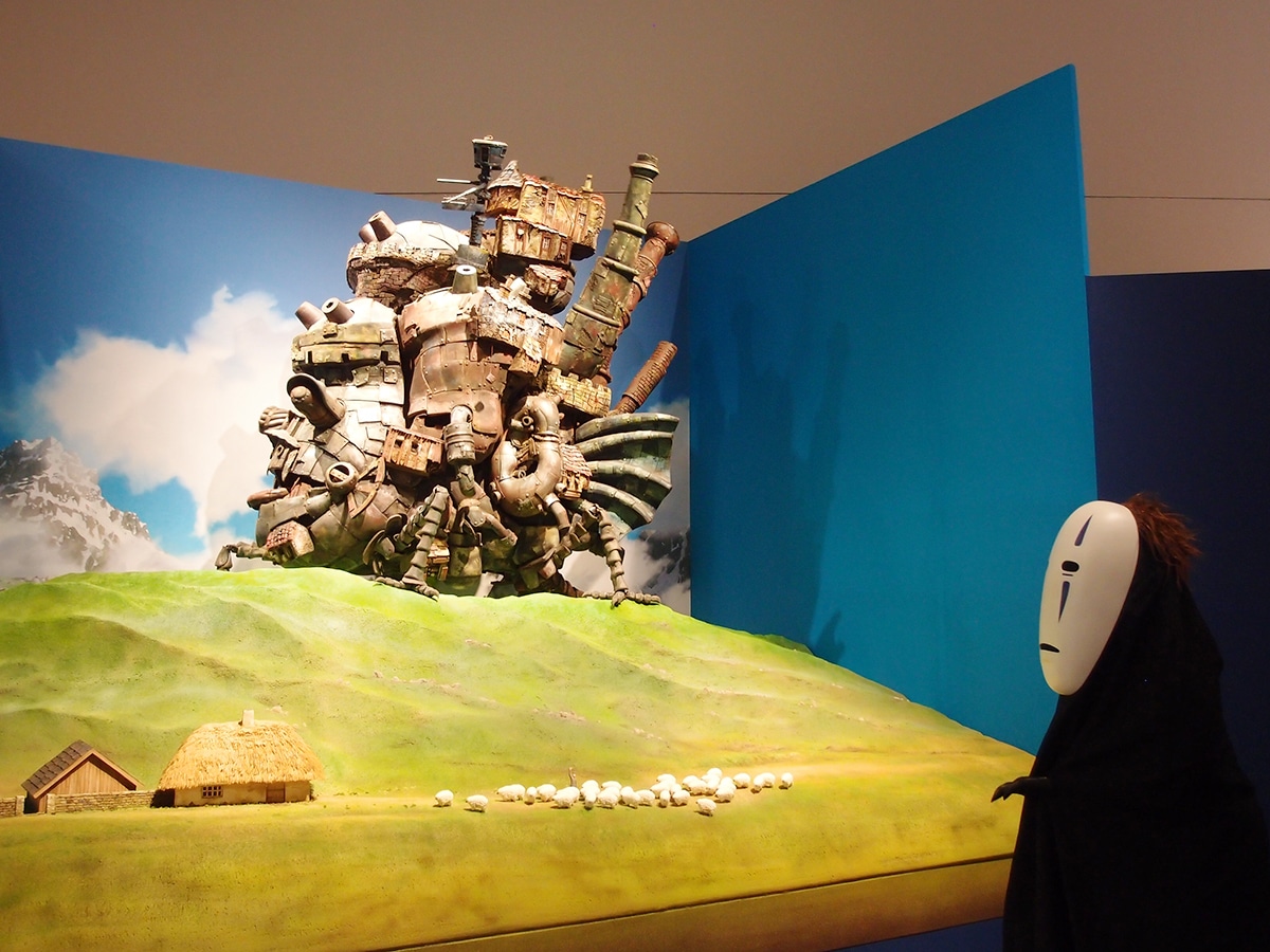 実際に動く仕掛けを施した「ハウルの動く城」の展示を鑑賞する