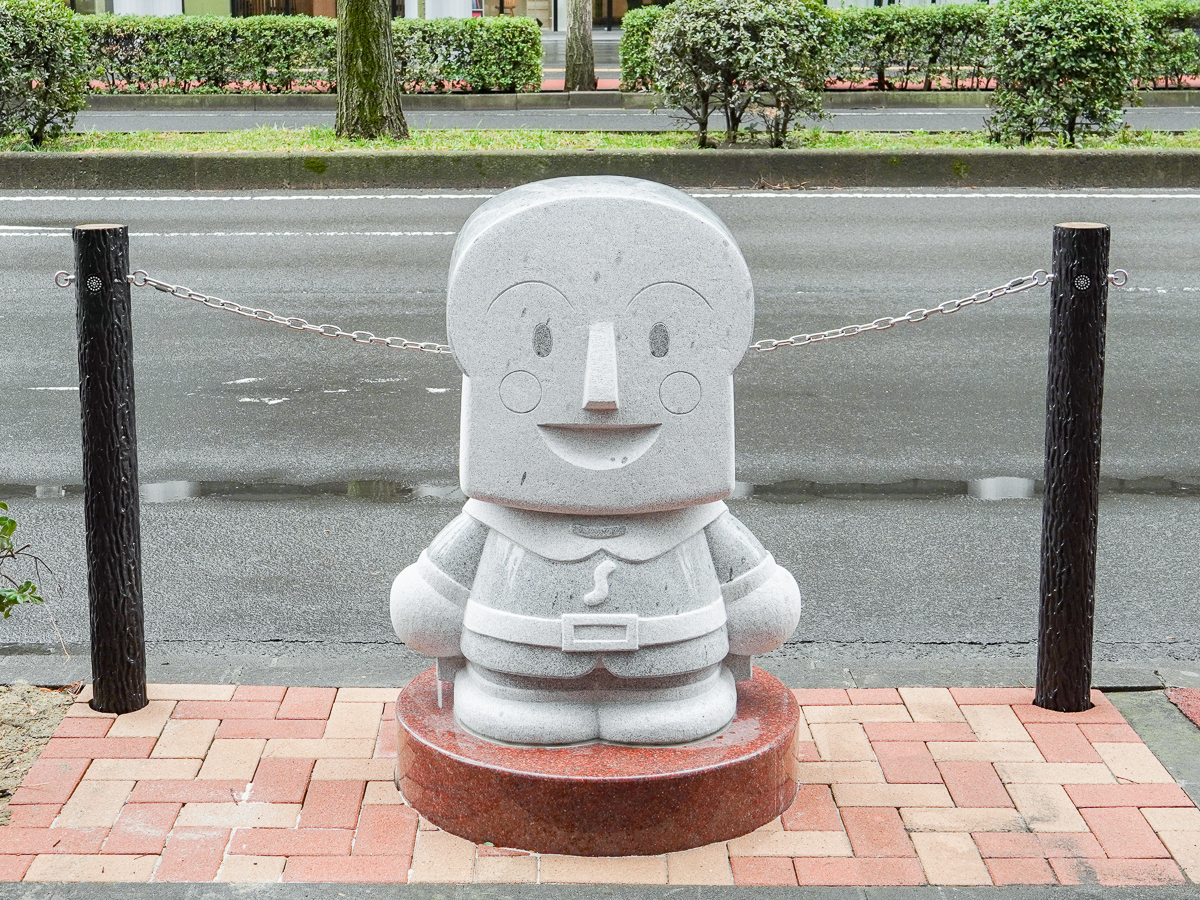 新設されたしょくぱんまん石像 - 仙台経済新聞