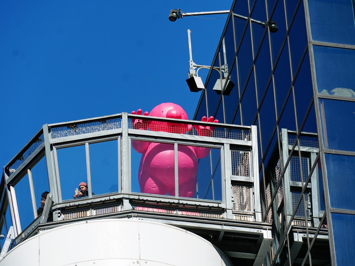 渋谷スクランブル交差点角の屋上に巨大アート「ミスターピンク」出現