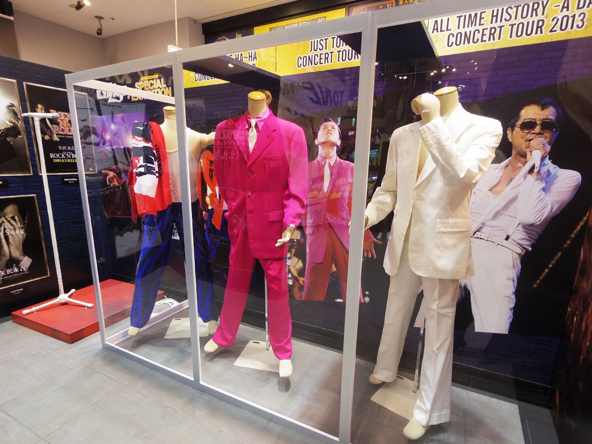 SHIBUYA TSUTAYA1階に展示する矢沢永吉さんのステージ衣装 - シブヤ