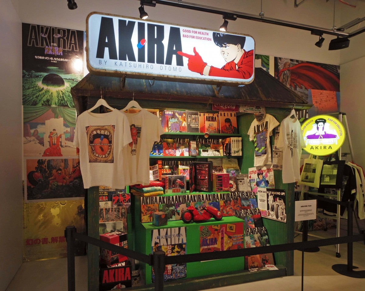 大友さんの私物も並ぶ＝渋谷パルコ「AKIRA ART OF WALL」が盛況
