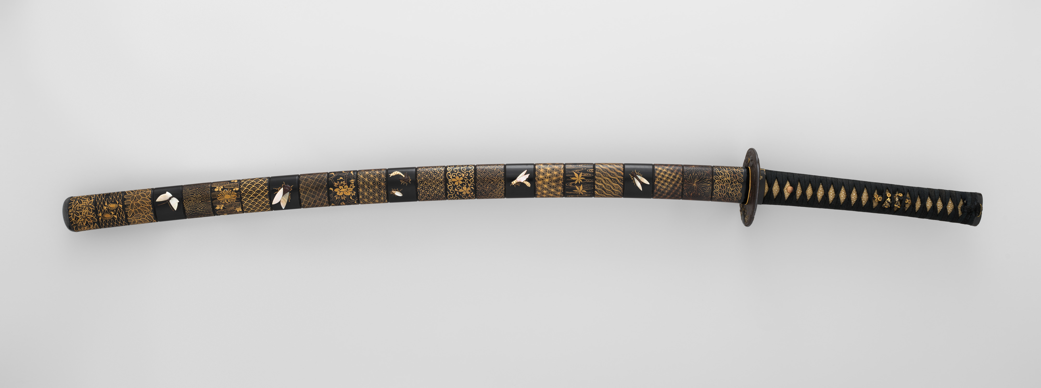 印籠刻昆虫図螺鈿据文象嵌鞘打刀拵 Blade and Mounting for a Sword