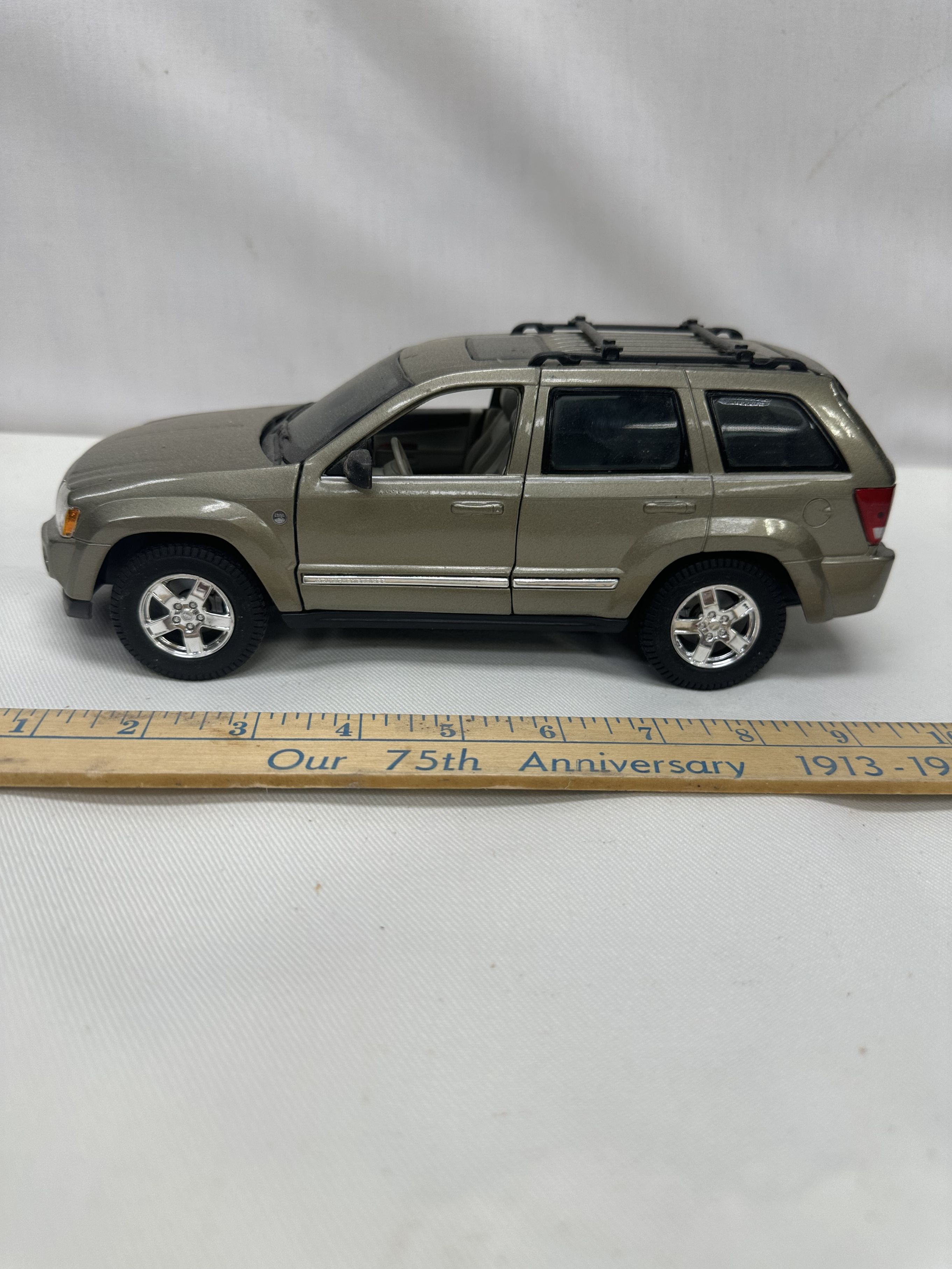 Maisto 1:18 Scale Die Cast/2005 Jeep Grand | Proxibid