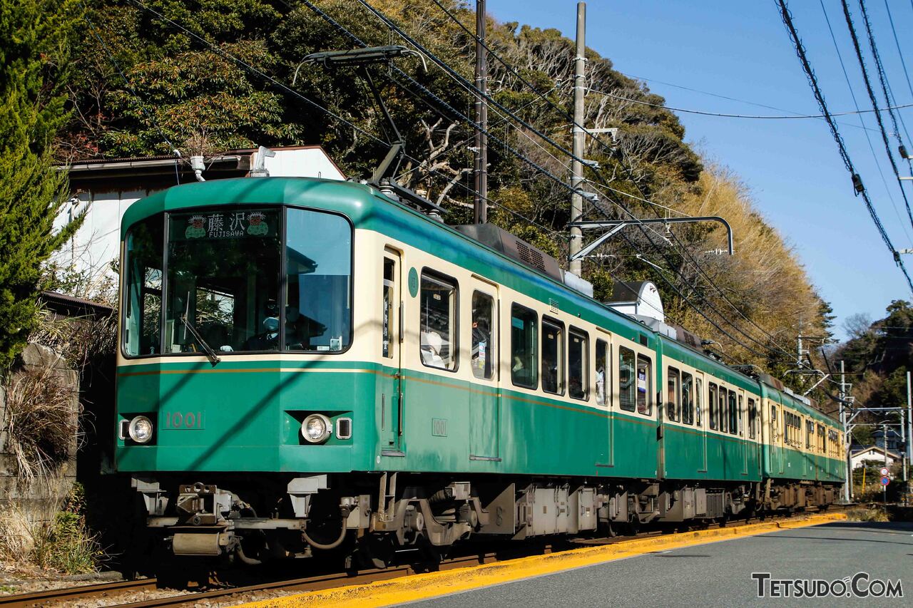 この見た目で45歳！ 年齢不相応なスタイルの「イケおじ電車」江ノ電