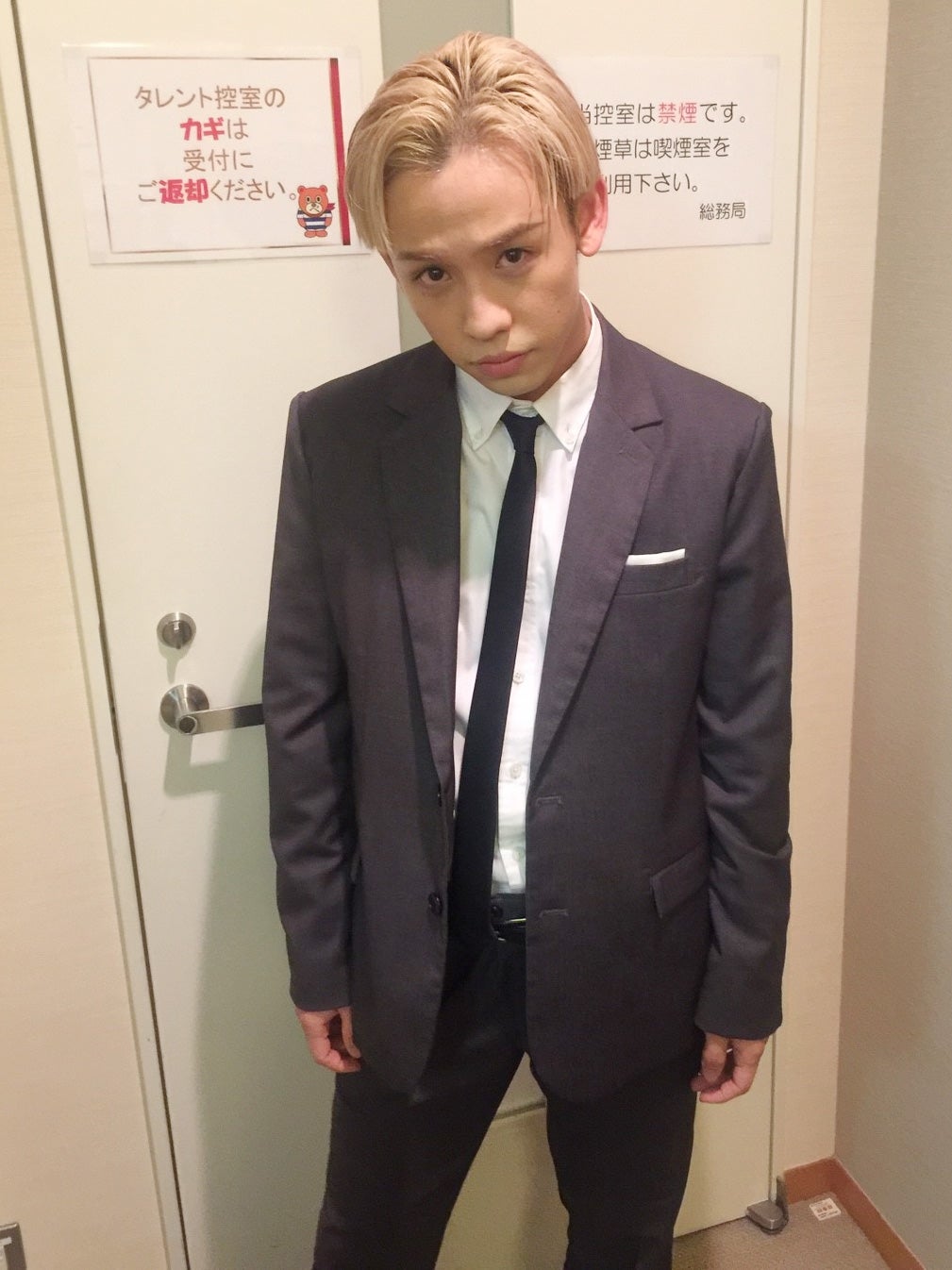 りゅうちぇる、スーツ着こなし“イケちぇる”姿でTV初出演 本名で登場