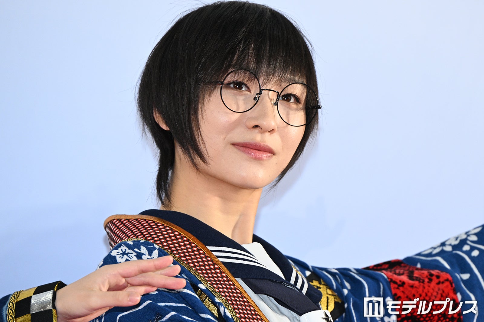 新しい学校のリーダーズ・SUZUKA、メガネ外したショットで雰囲気ガラリ