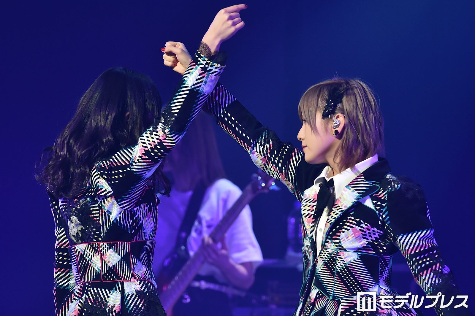 AKB48岡田奈々、男装で村山彩希とキス・“結婚式”…＜ゆうなぁ単独