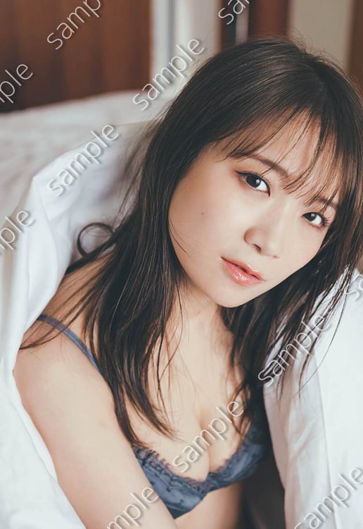 乃木坂46秋元真夏がグレーのランジェリーに身を包む、写真集の封入特典