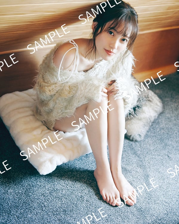 櫻坂46松田里奈が屋根裏部屋で上目遣い、写真集「まつりの時間」特典