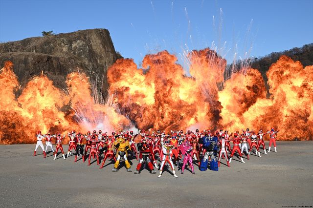 スーパー戦隊歴代レッド集結！映画『ゼンカイジャー』場面写真｜シネマ