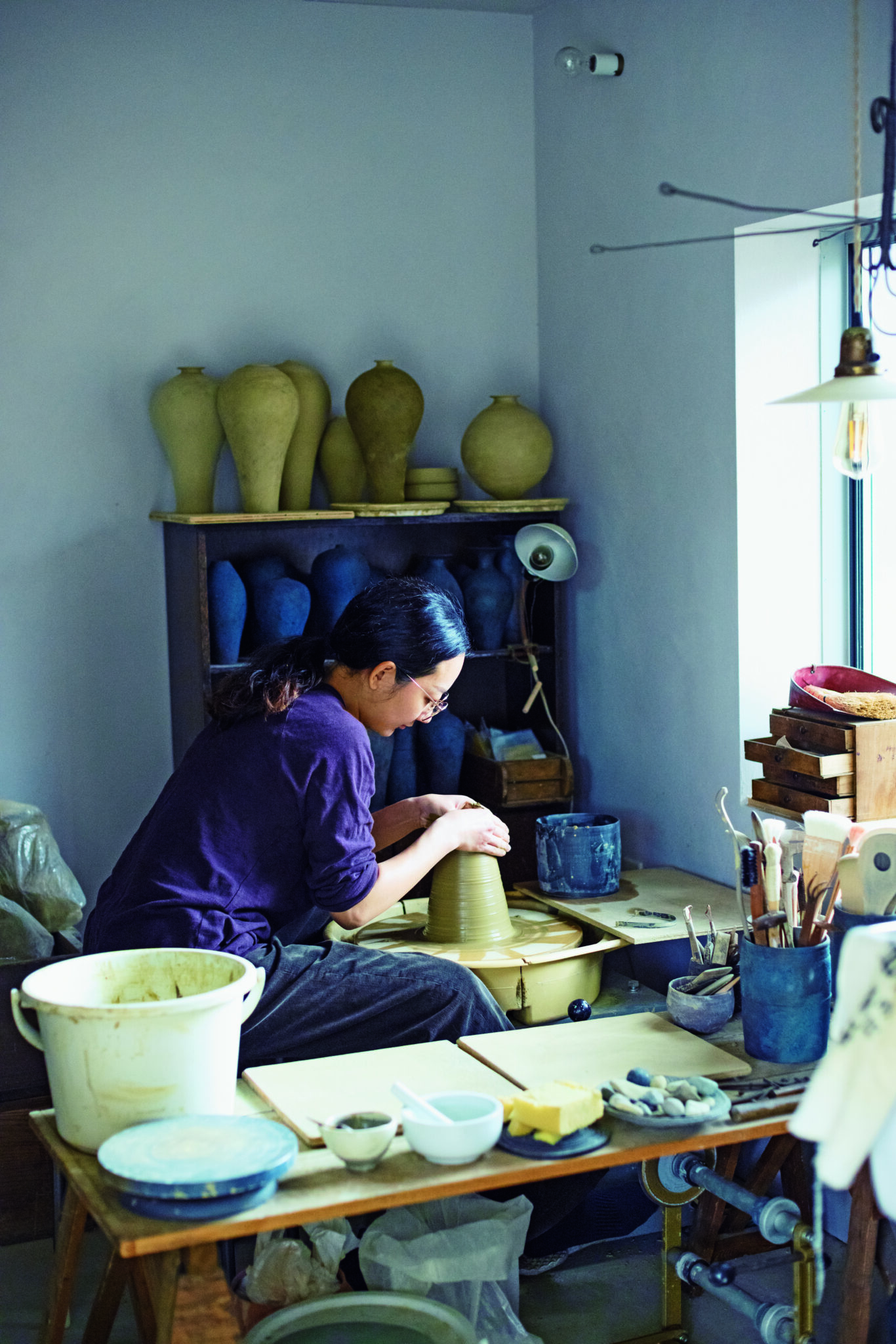 静かな森に囲まれて作陶する、陶芸家・鈴木茜さんの自分だけの働き方