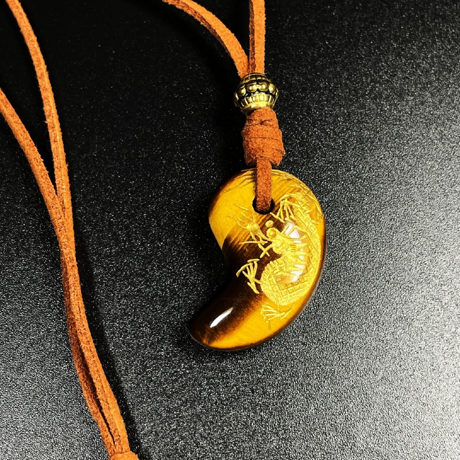 成功へと導く力を与える］皇帝龍 金彫タイガーアイ 勾珠 スエード