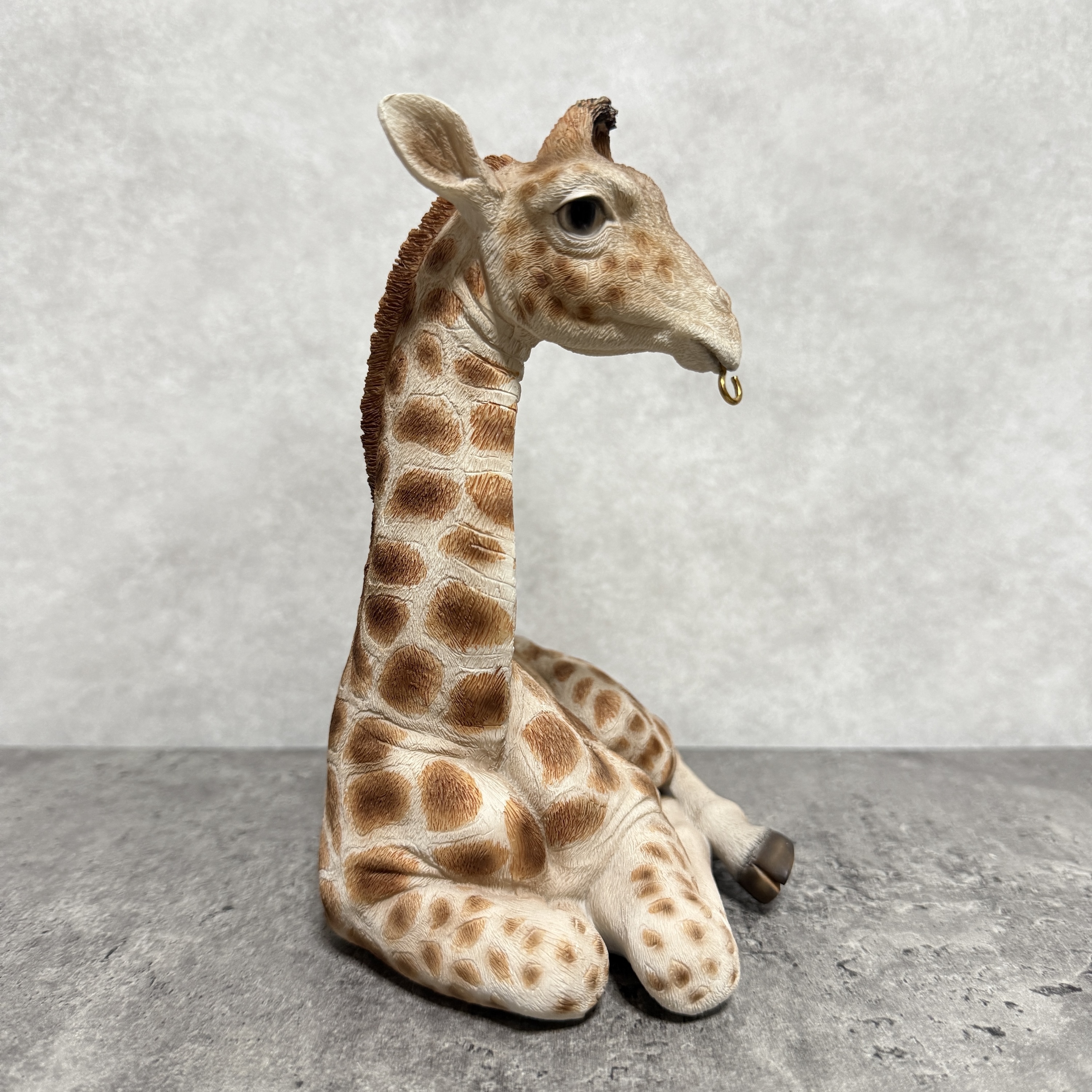 動物の置物 ソーラーランプを口でくわえるキリン 高さ18cm 縁起物 風水
