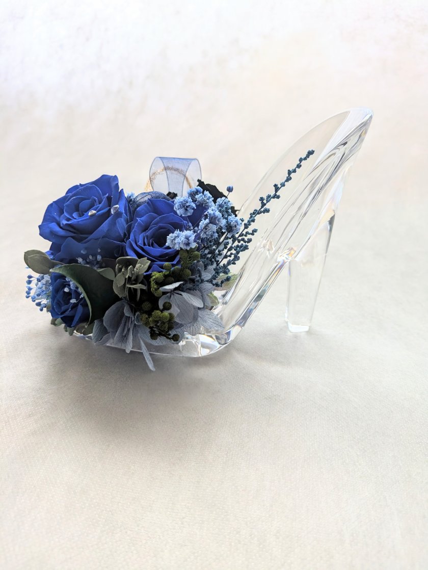 プリザーブドフラワーガラスの靴アレンジ／青い薔薇と黒薔薇の魔法に