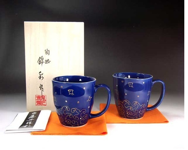 有田焼瑠璃釉金彩千鳥絵マグカップ・ペアセット 文字入れ可能な木
