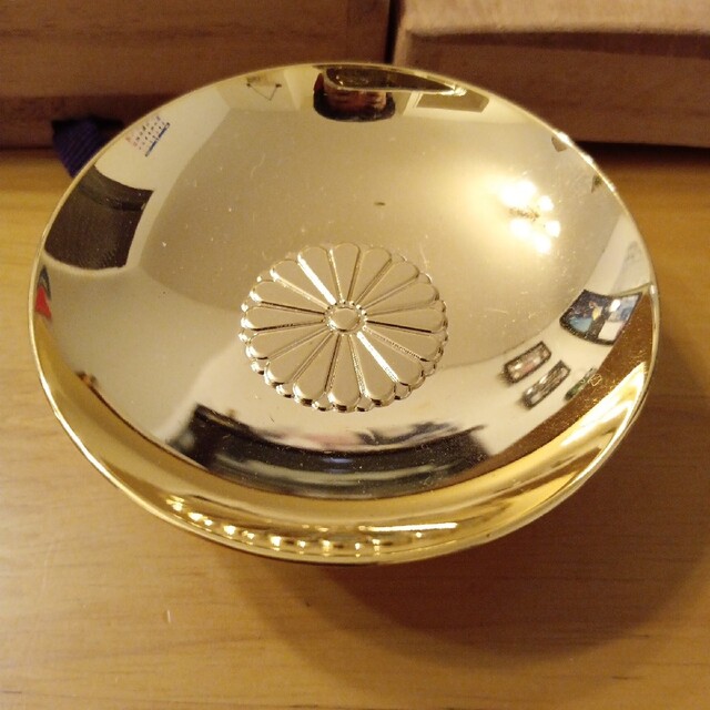 極美品】菊の御紋 24KGP刻印入 金杯 純金鍍金 盃重量58.8g d46の通販