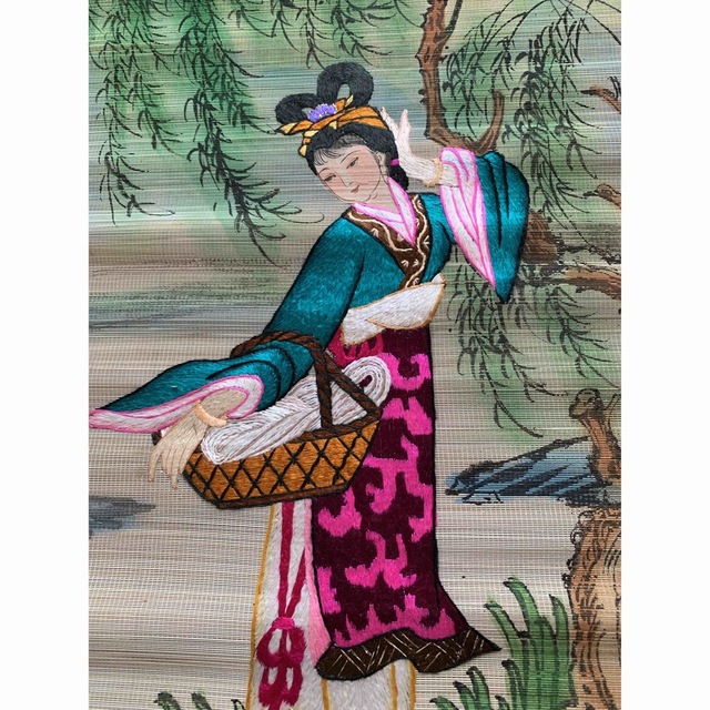 ②《西施浣紗》掛軸 中国美人画 骨董品 美術 中国掛け軸 刺繍の通販 by