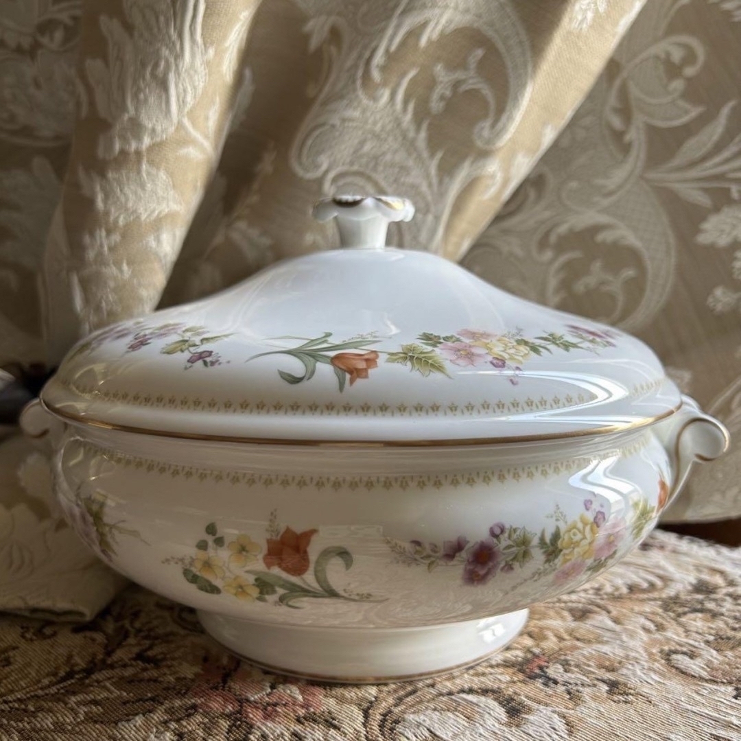 WEDGWOOD - 英国製 黒壺 WEDGWOOD MIRABELLE可憐な花柄カバード