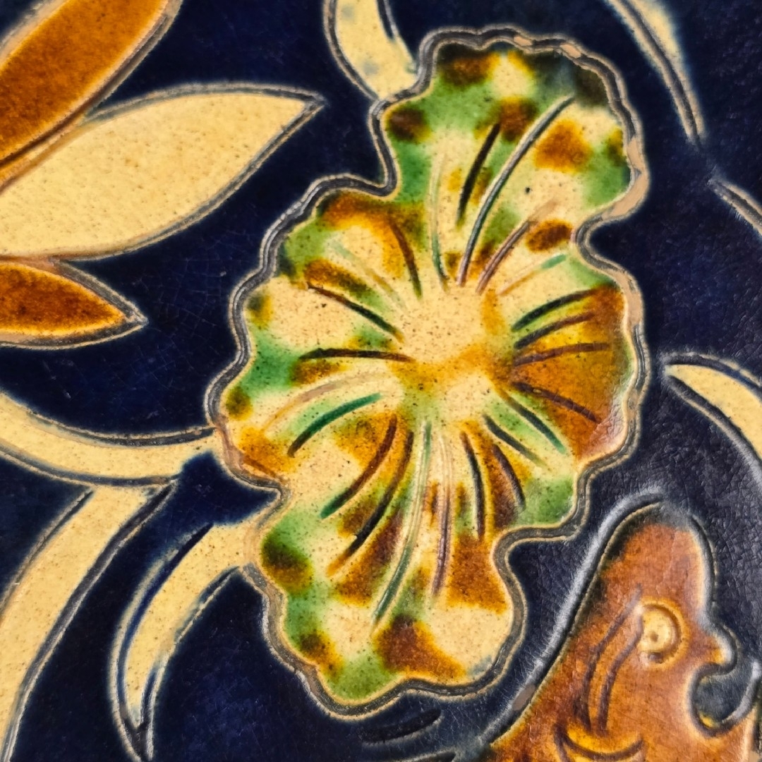 舶来品 希少 中国古磁 唐三彩 陽刻 手描き 蓮魚紋 筆添 筆洗 観賞皿