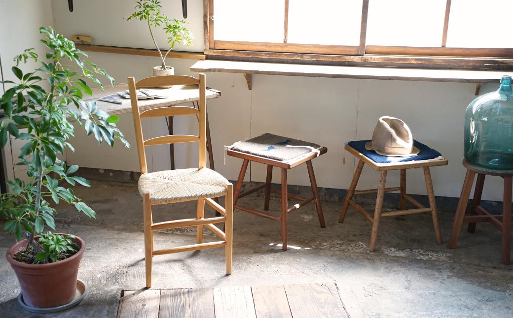 椅子 い草座面の素朴な椅子 手作り 木製 【Ojn Handmade Hut】 新潟県